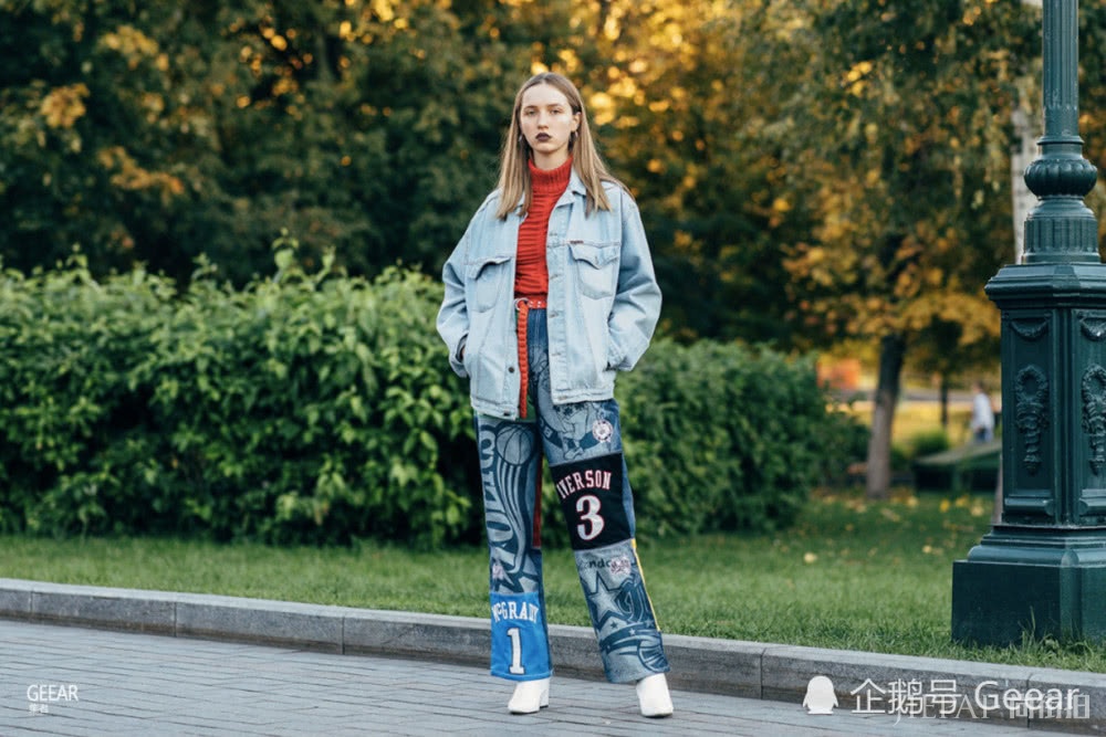 来自俄罗斯时装周的街拍搭配灵感！秋冬季的一抹亮色点缀