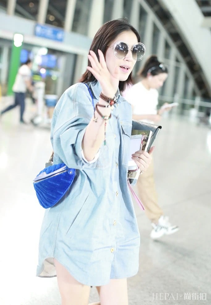 辣妈黄圣依机场街拍一件长款衬衫秀美腿，休闲又时髦