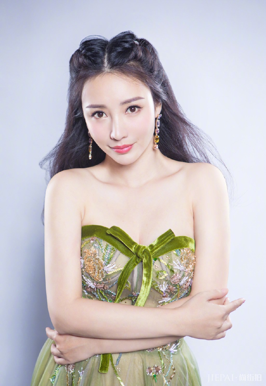柳岩粉色露肩上衣搭配喇叭裤,少女感爆棚
