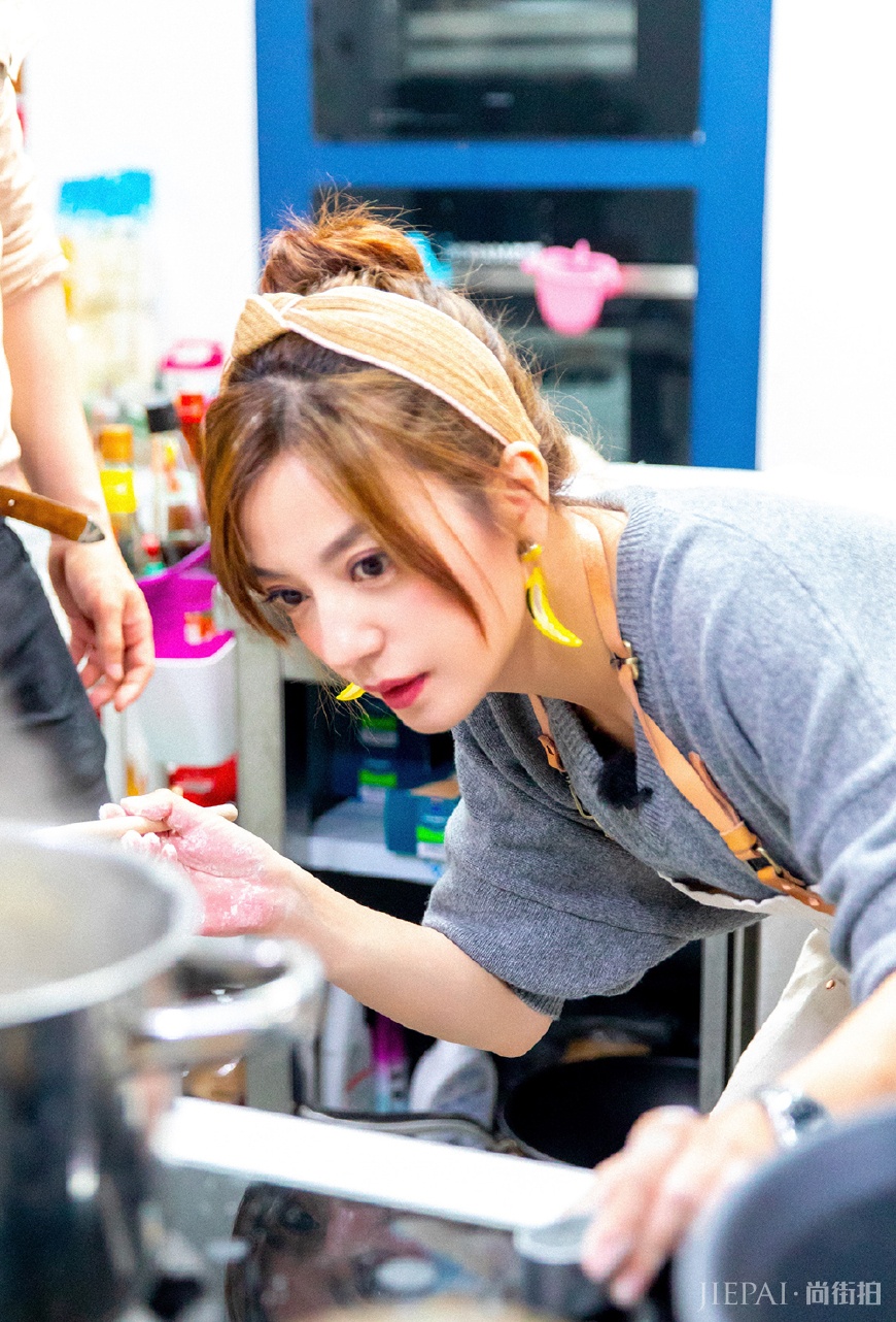 赵薇又又又变美了!戴发带造型减龄到18,看了也想戴一个