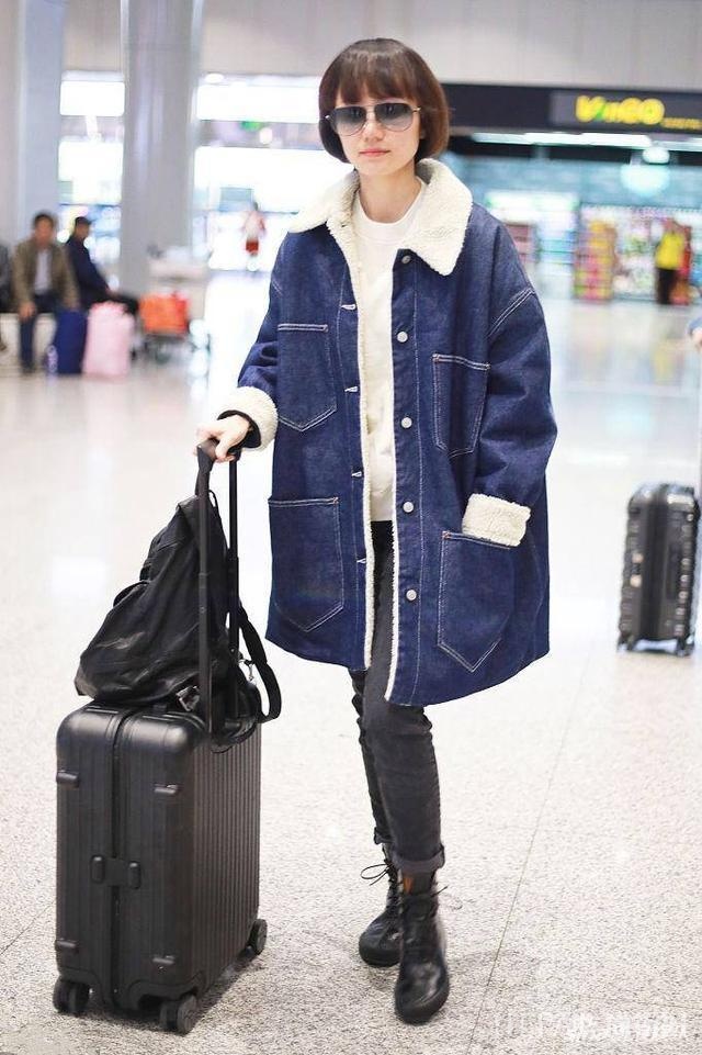 袁泉穿基础款,配牛仔大衣真减龄,教科书般的气质真是一股清流