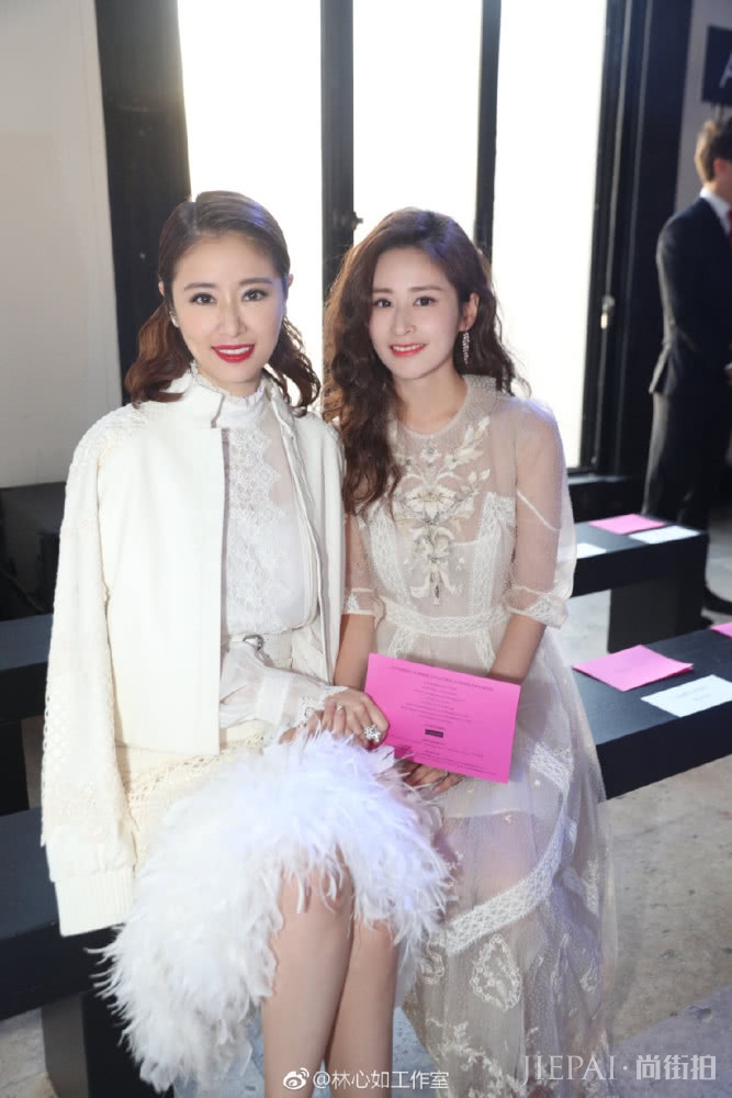 林心如减龄丸子头搭配蕾丝羽毛裙 气质动人美的不低调