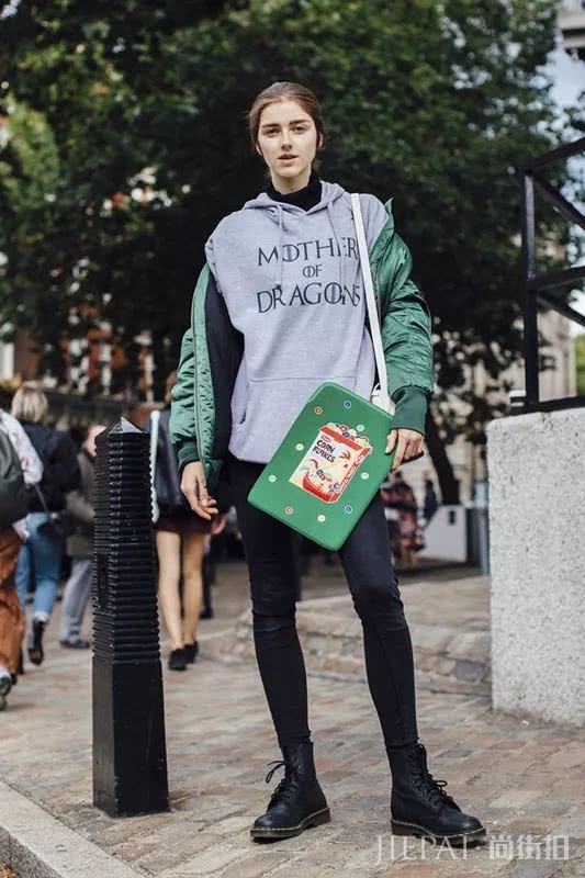 欧美街拍 潮流人士只需要这双靴子！显瘦雨天还适合