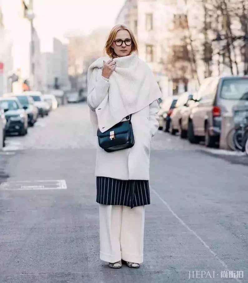 今年秋冬，毛衣的另一种流行穿法叫：披着穿