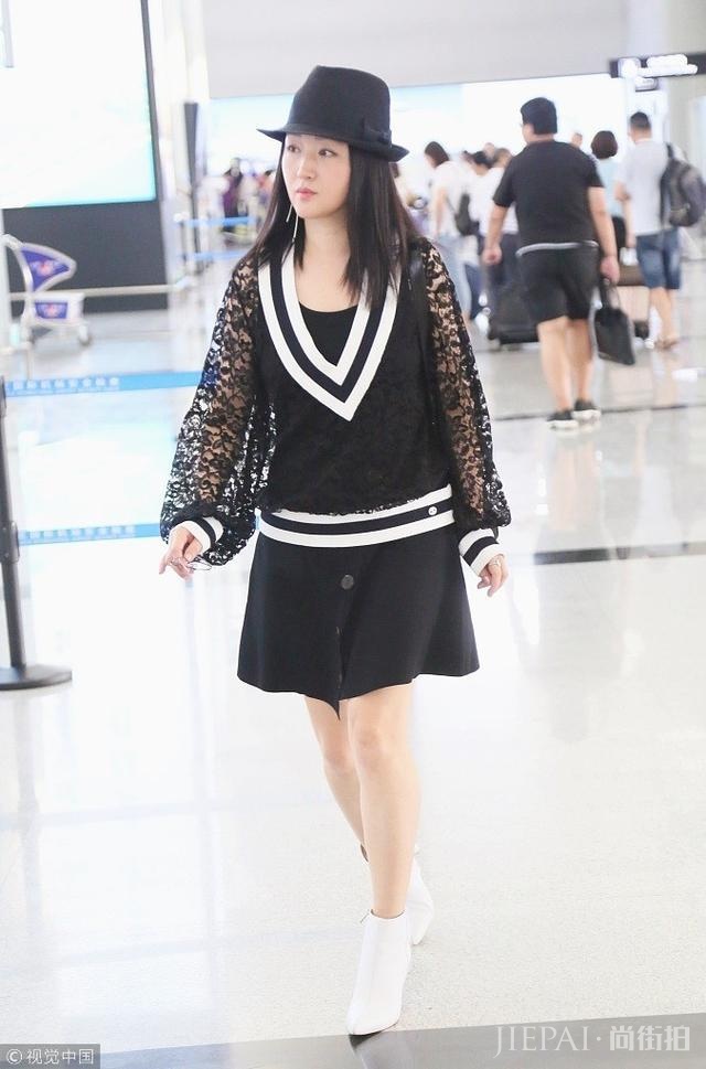 小个子穿衣典范！杨钰莹黑色套裙现身秀美腿 雪肤抢眼
