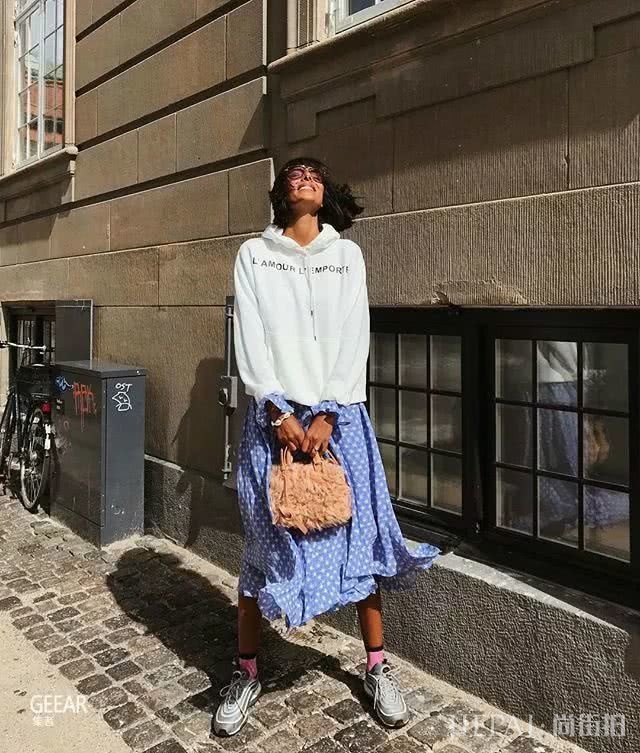 不知道用哪款鞋来搭配你的半身裙？来看看街拍女生们的示范吧