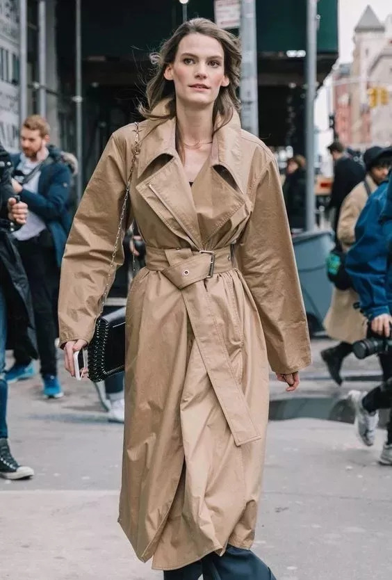 风衣+裙子，在2018的街拍中会美的很高级！