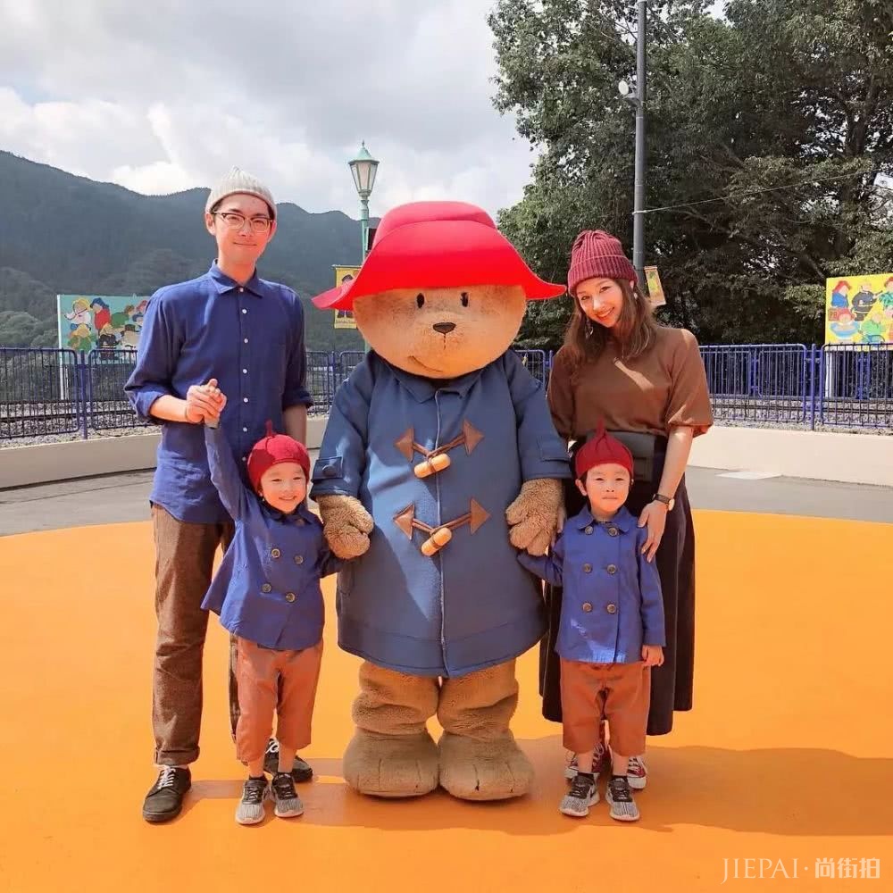 这位日本辣妈和双胞胎萌娃的亲子穿搭太有爱，引无数网友围观