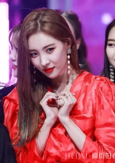 “韩国腿精”李宣美喜提一位,比起舞姿,她的心机发型更令人着迷!