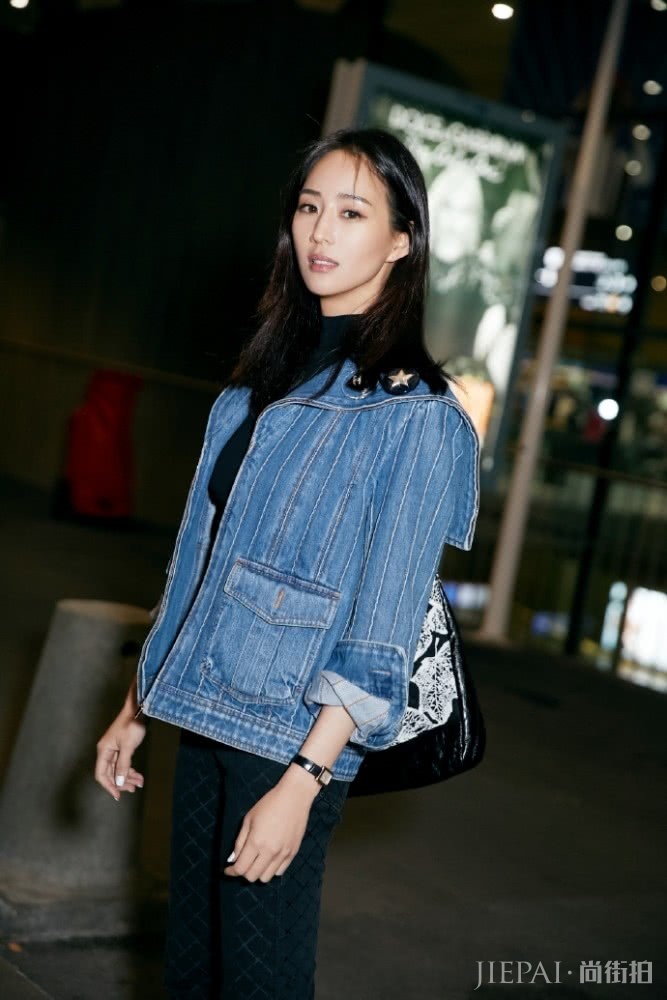 张钧甯演绎秋季基础穿搭，牛仔衣搭休闲裤照样穿出好气质