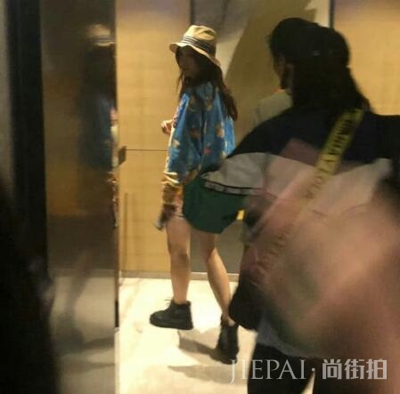 赵薇竟一天比一天瘦,路透照惊呆网友:好细的筷子腿