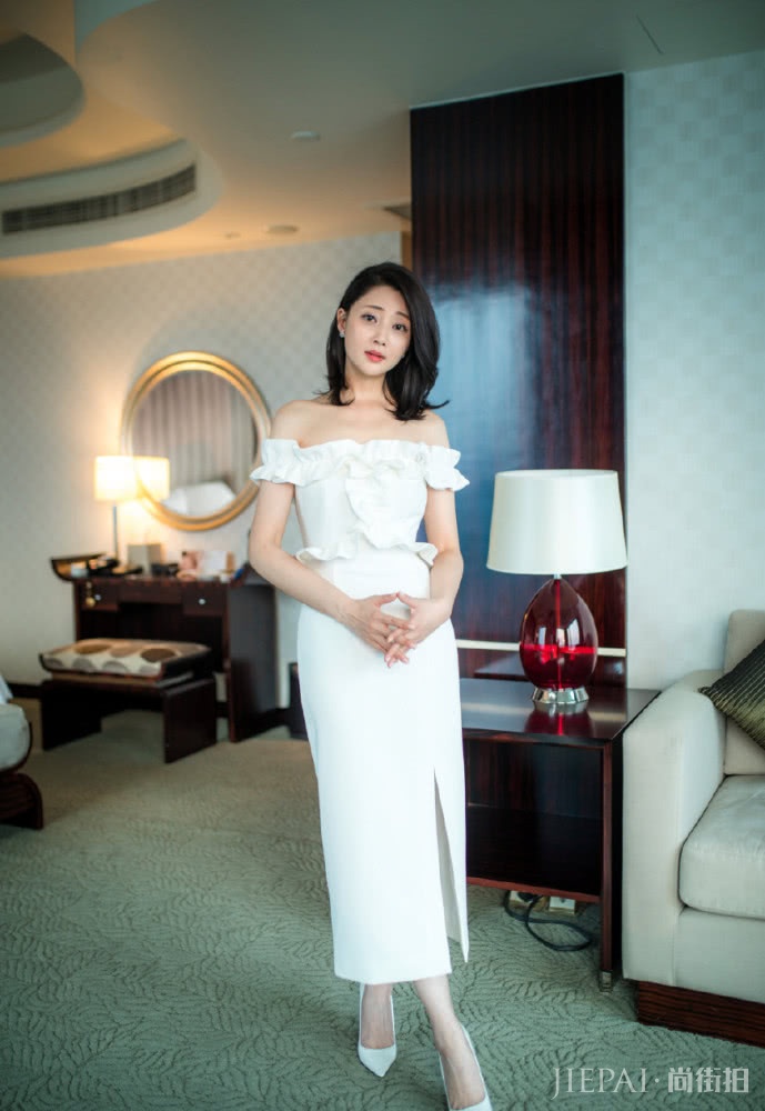 殷桃造型性感大方，一身连衣裙气场全开，但最大的亮点却是发际线