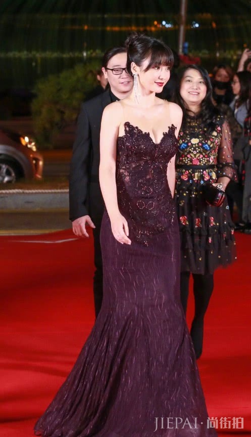 柳岩身材太好了,裙子太紧步子都迈不开,要把裙子扯上来才能走路