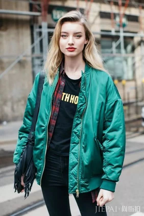 卫衣+牛仔裤=在2018秋冬街拍真的时髦炸了