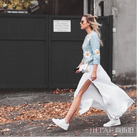 又到了穿毛衣的季节 配上一条半裙让你穿的更好看