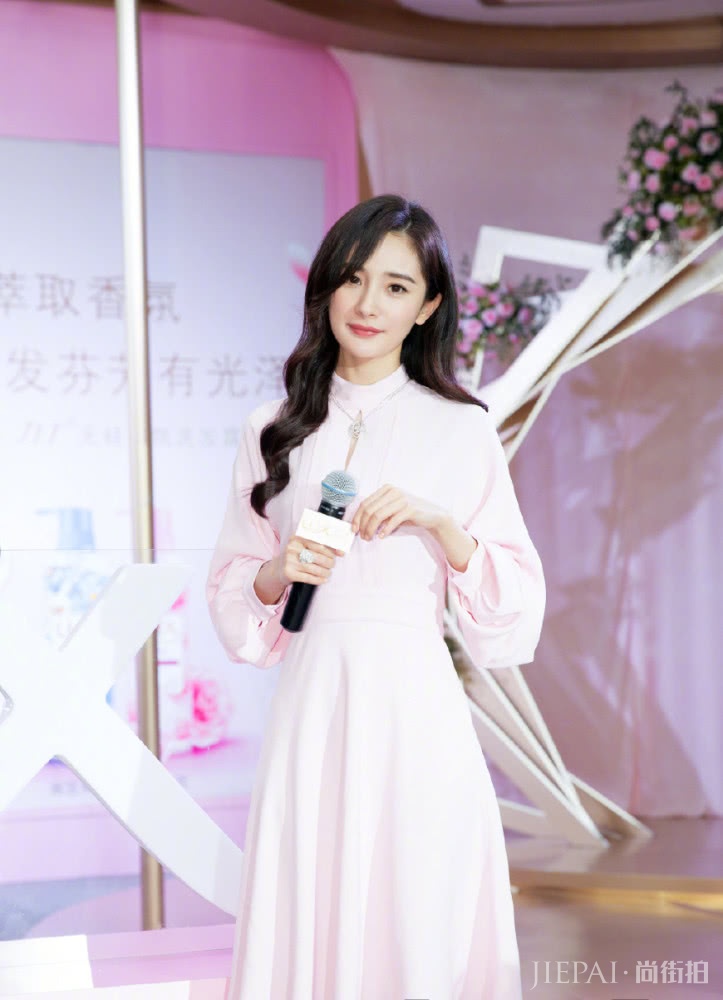 杨幂长发造型性感大方，短发造型青春靓丽，还是长发更好看