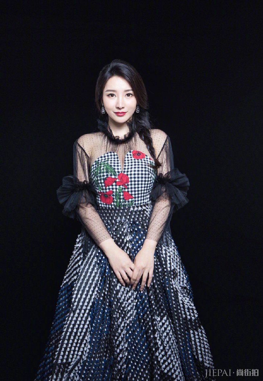 柳岩粉色露肩上衣搭配喇叭裤,少女感爆棚