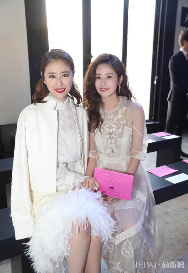 林心如颖儿气质突出，可穿衣停留在10年前