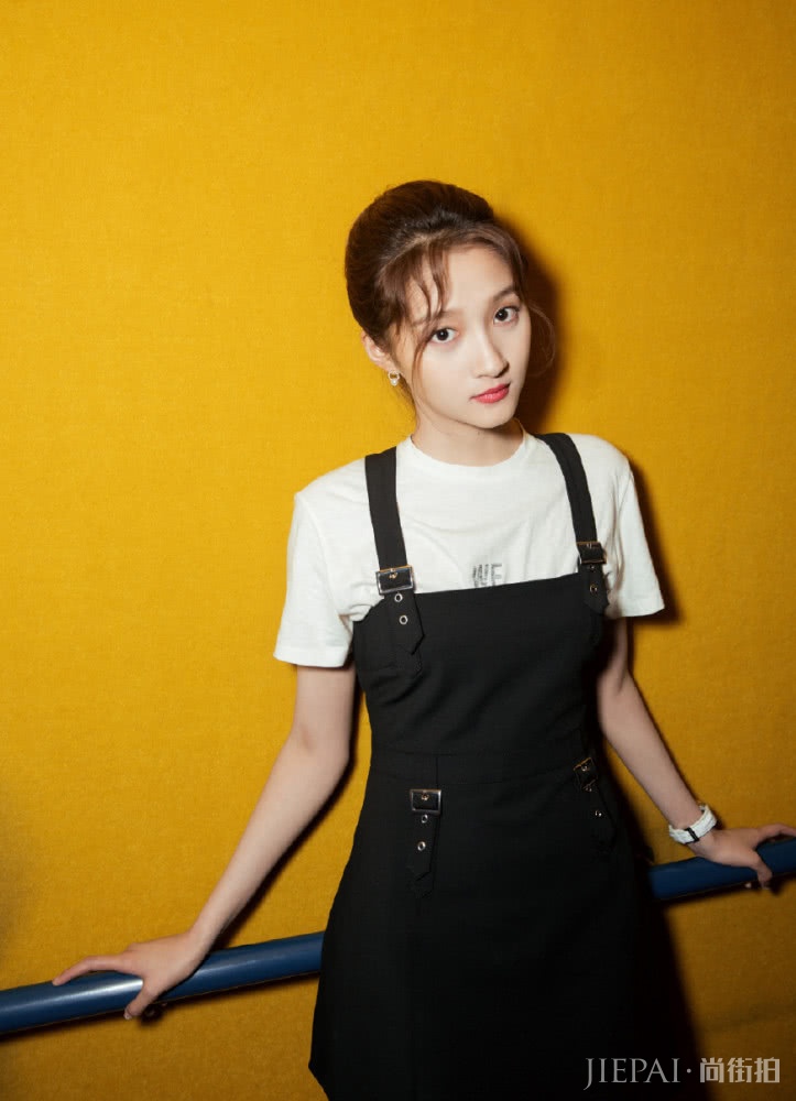 173cm的关晓彤颜值高，红装配油发也能轻松驾驭