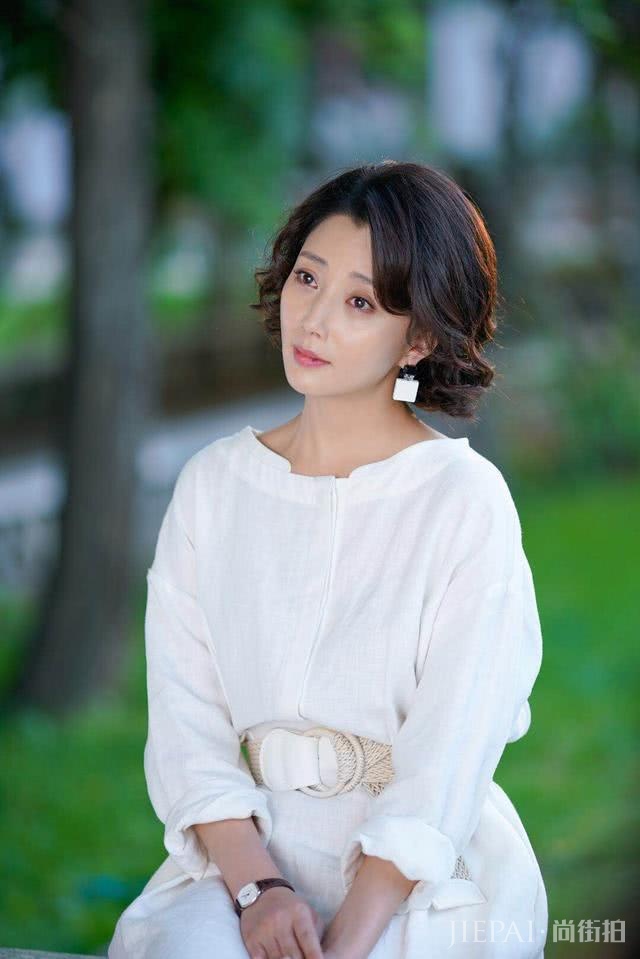 殷桃造型性感大方，一身连衣裙气场全开，但最大的亮点却是发际线