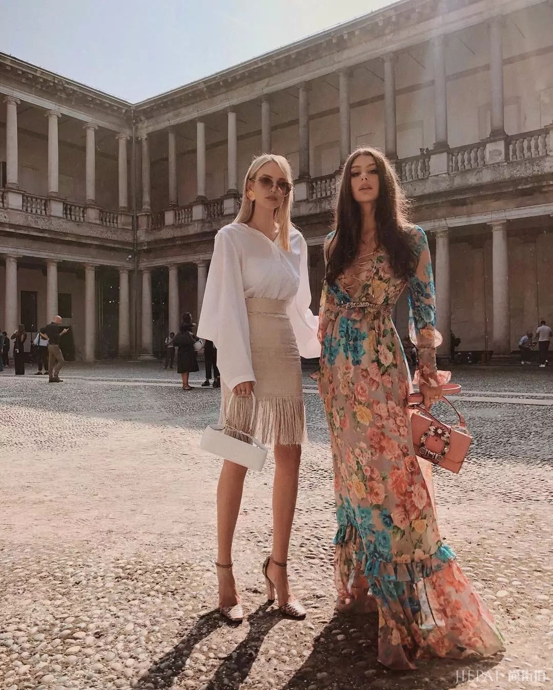 风衣+短裙！学会这几招搭配秋冬照样做腿精！！