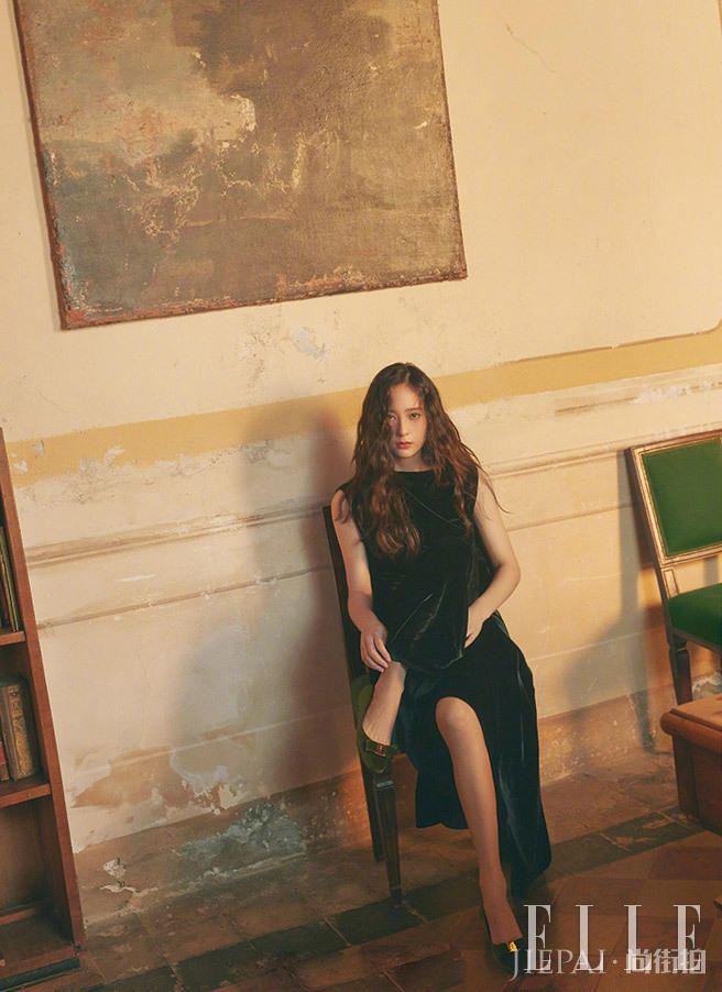 郑秀晶拍时尚杂志，卷发随性慵懒，满满高级感