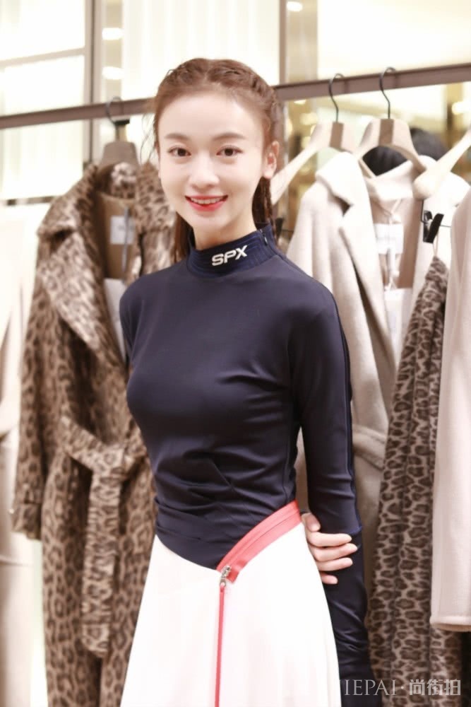 吴谨言衣品大胆  穿件“潜水服”就上台
