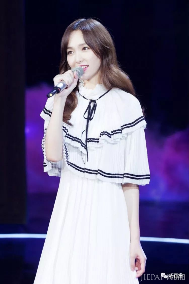 唐嫣认真穿起来比20岁小姑娘还甜,大长腿小蛮腰简直让人挪不开眼