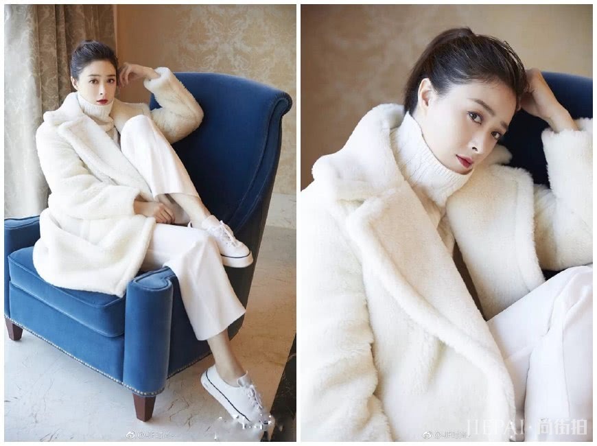 蒋欣现身机场，穿藏青色风衣没有亮点，但仅靠刘海就嫩回到20岁了