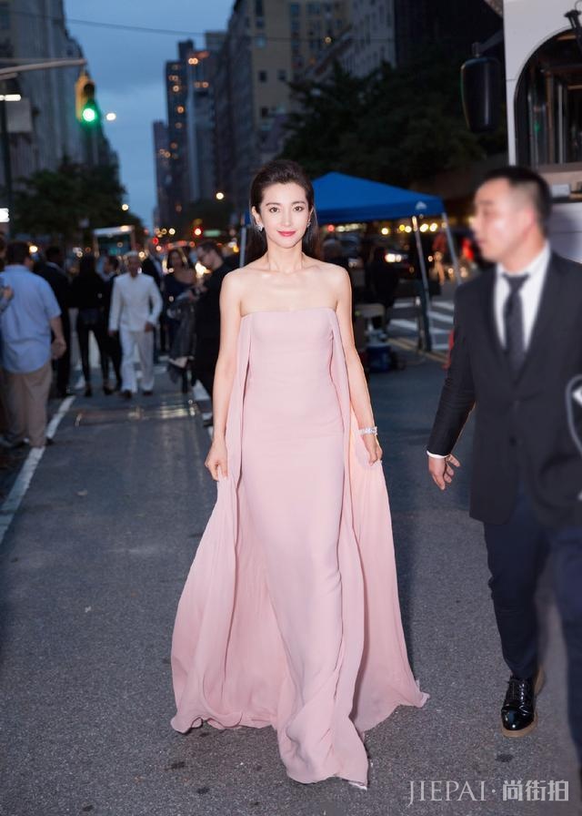 李冰冰一袭吊带蓝裙直接美回18岁，少女感依旧很惊艳