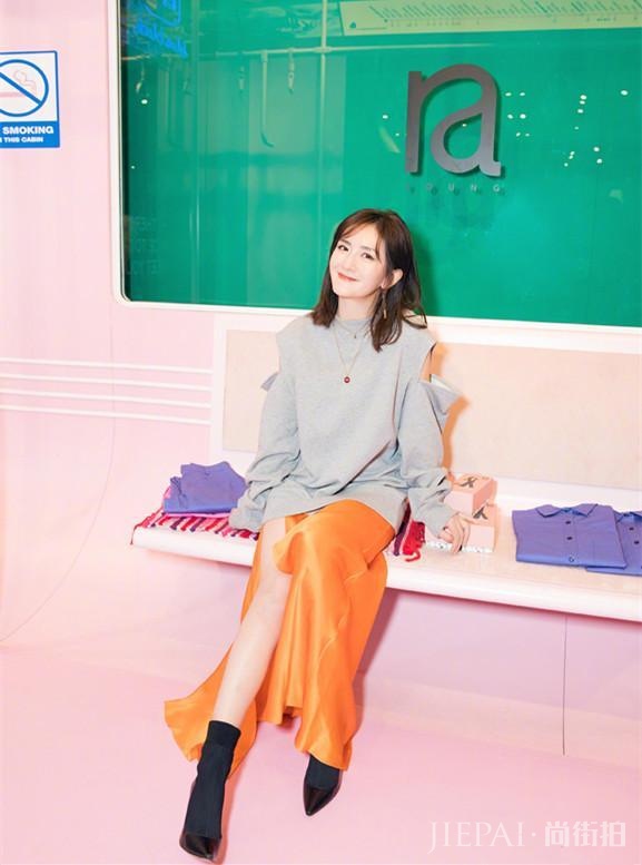 谢娜越来越会穿了!灰色毛衣配橙色高叉裙秀腿,美得像个小仙女