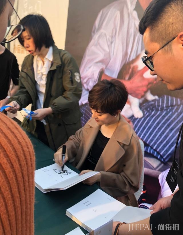 孙俪又穿长外套，这次换个颜色虽然低调很多，但也更高级有气质了