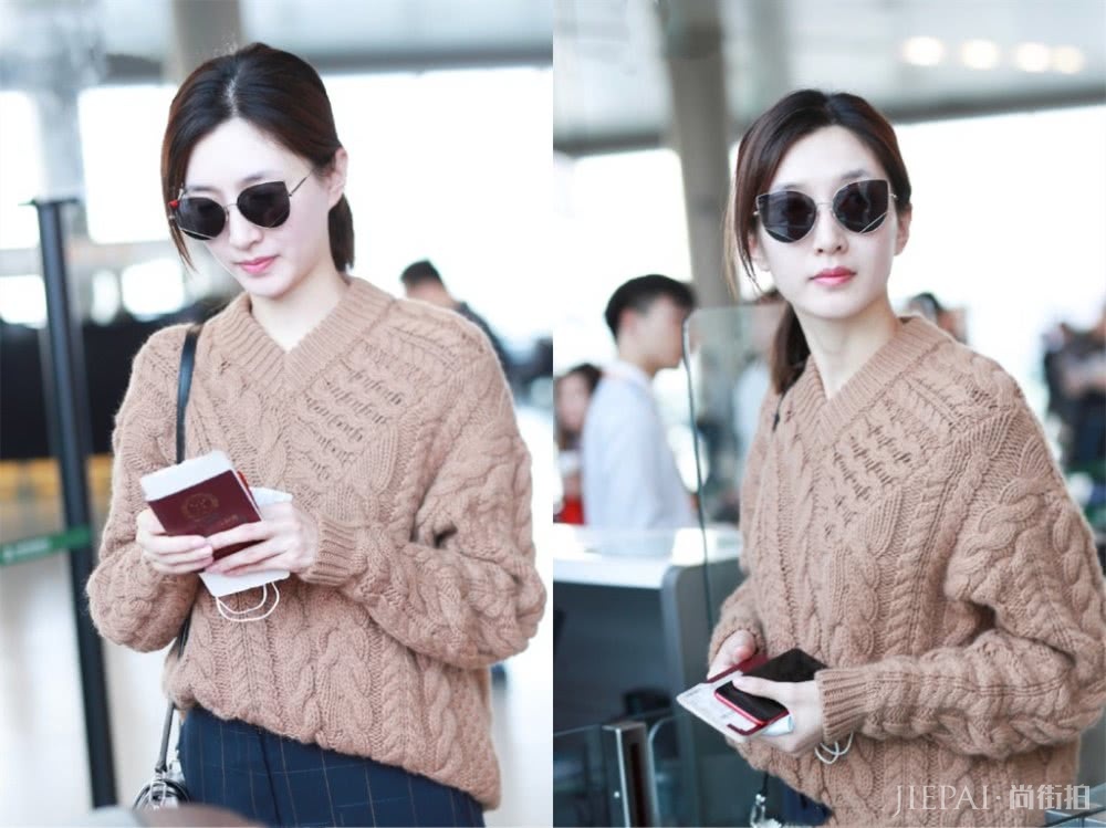 江疏影现身机场,爱穿“针织衫”美丽挡不住