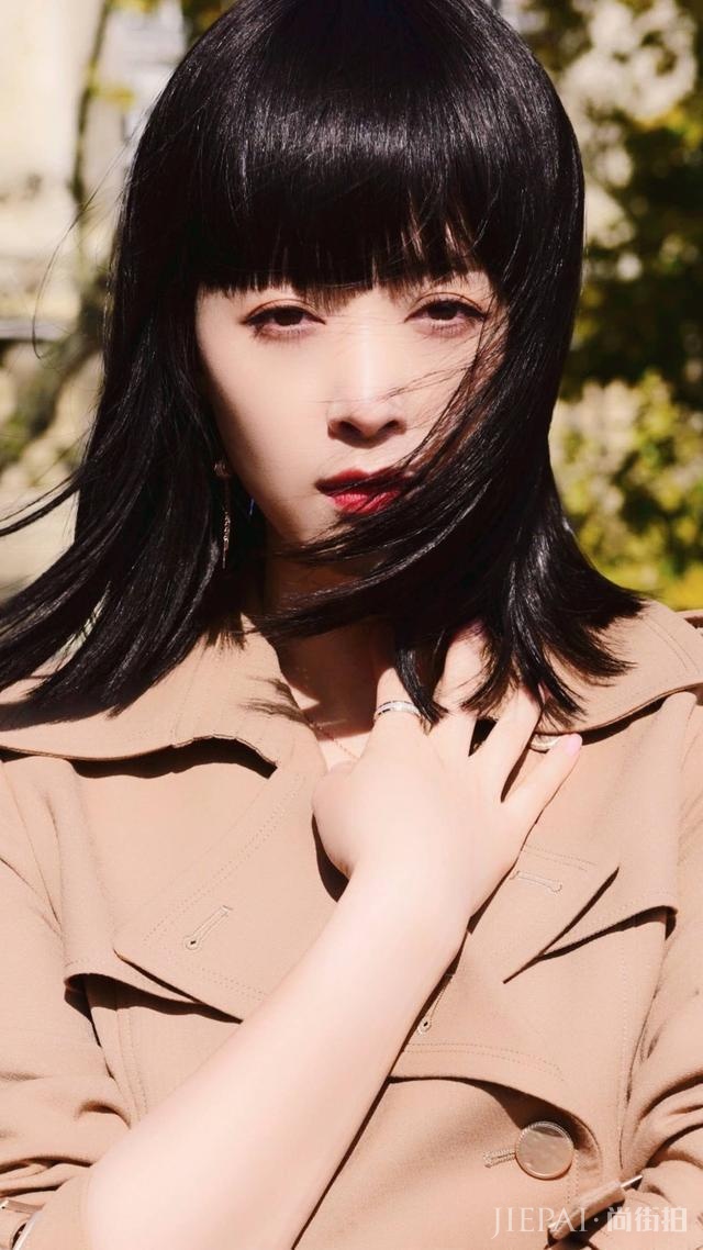 蒋欣总算换发型，软萌齐刘海配烈焰红唇又帅又美，焕然一新太惊艳