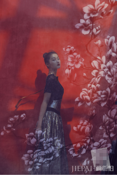 21岁关晓彤终于穿对了，大妈印花裙穿出时尚大片感，气质好真任性