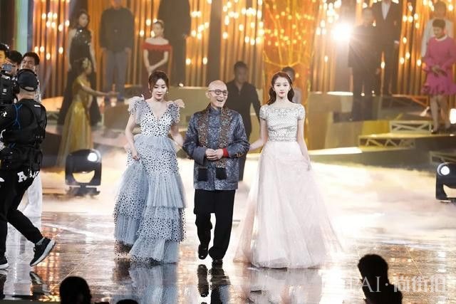 袁姗姗比关晓彤还美？一袭心机长裙，露出事业线