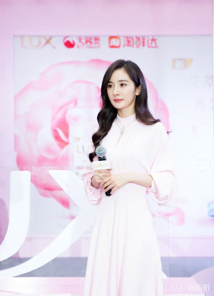 杨幂长发造型性感大方，短发造型青春靓丽，还是长发更好看