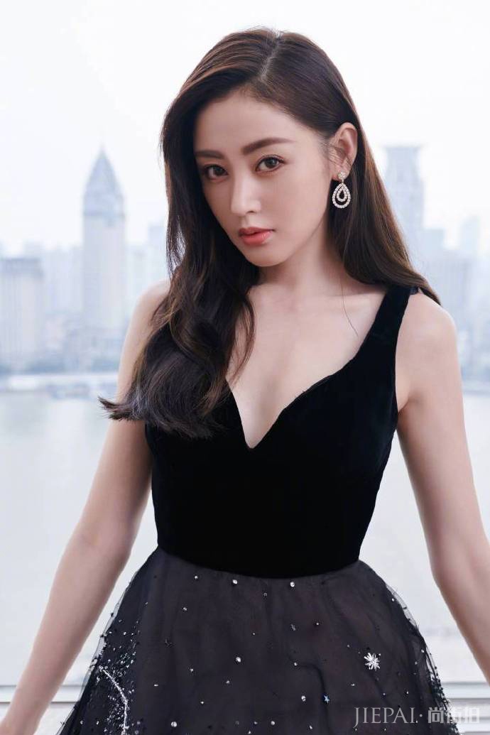 张天爱穿搭越来越霸气，每一款造型都让人眼前一亮！