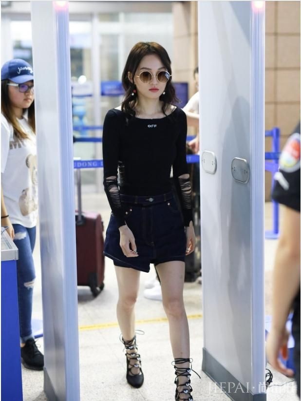 漫画女张韶涵头戴水钻紧箍咒,充满女神光环