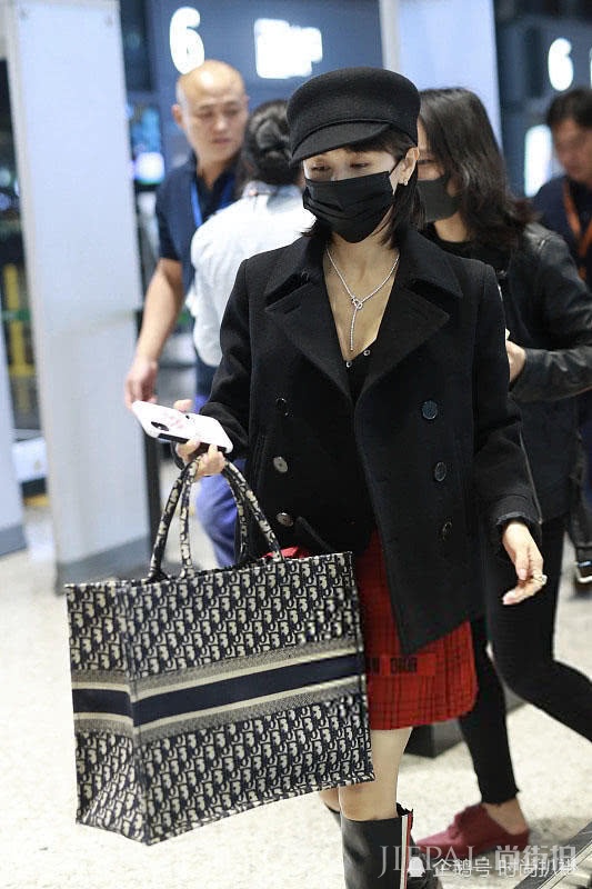 杨颖王子文都在背这款包,时尚女王和“拎购物袋”差距一目了然