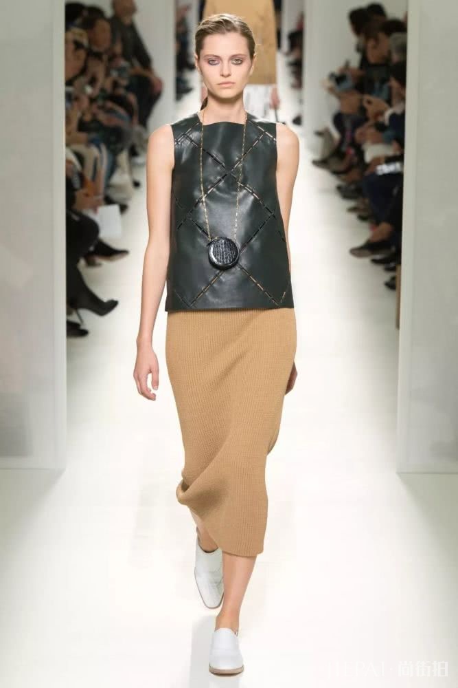 时尚圈的黑科技挂脖包你尝试过吗?