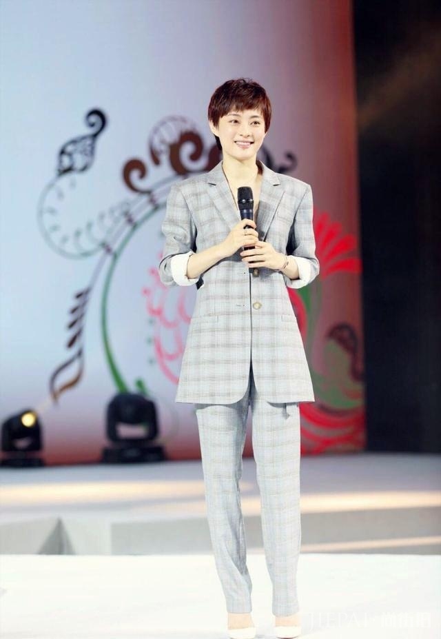 孟美岐也穿起了格子外套,文艺范十足!