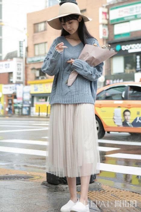 毛衣搭配半身纱裙,清新又减龄,入冬前再做一次小仙女