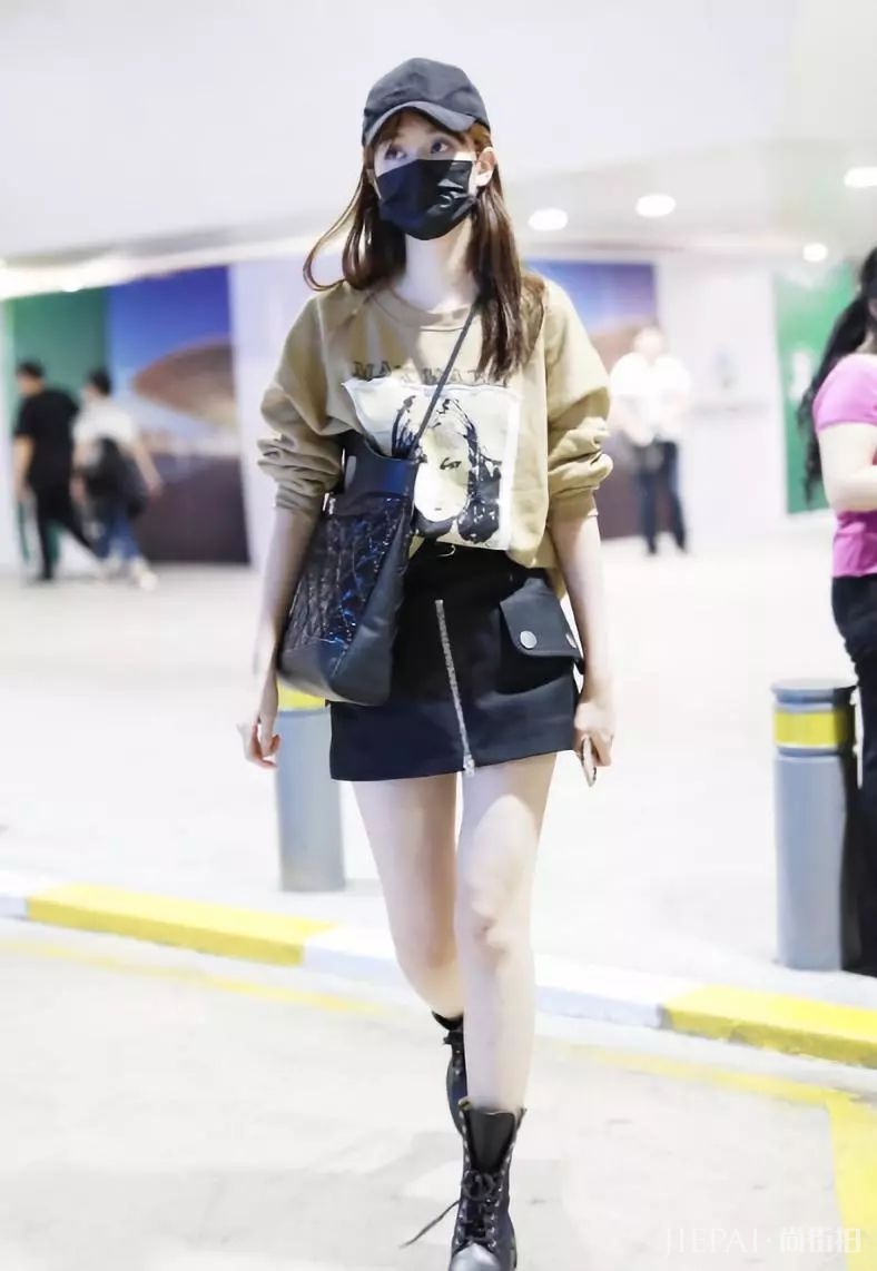 今年冬天流行卫衣+半裙穿火了,这身搭配满分