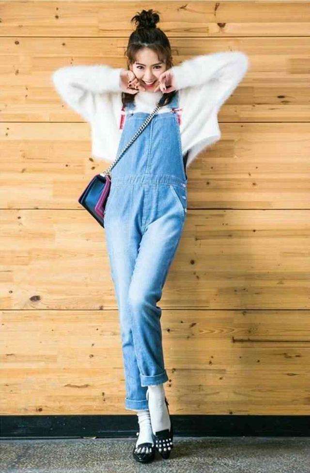 戚薇解锁了牛仔裤新穿法，裤脚绑在鞋子上，蛮时髦的！