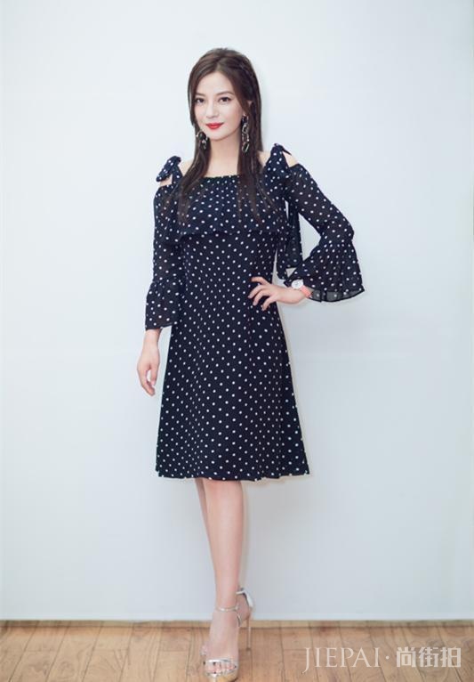 赵薇瘦后美得太高级!百褶裙搭出了少女感,身材终于配得上脸了