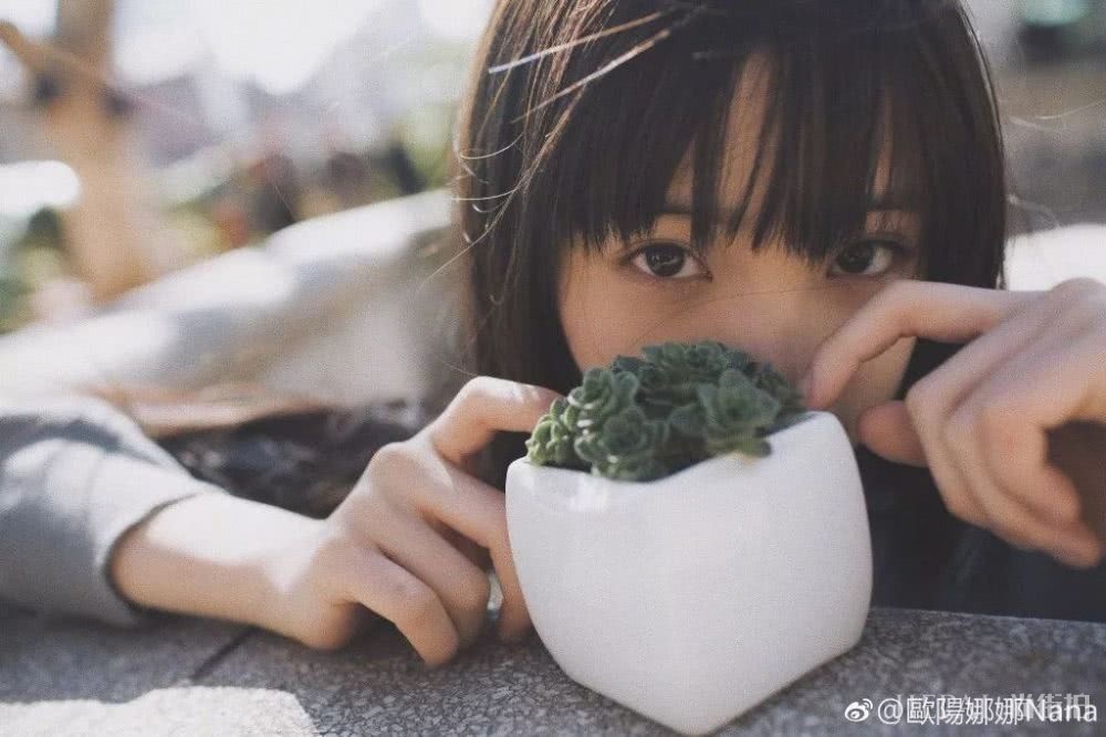 关晓彤凭一条评论上热搜,不仅恋情甜蜜超吸睛,妆容更抢眼