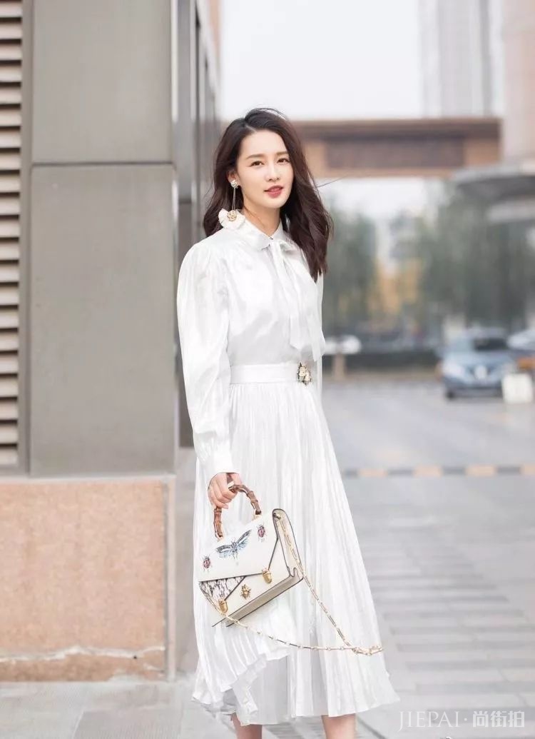 李沁性感蕾丝裙搭配帅气西装,网友:刚中带柔,真会穿!