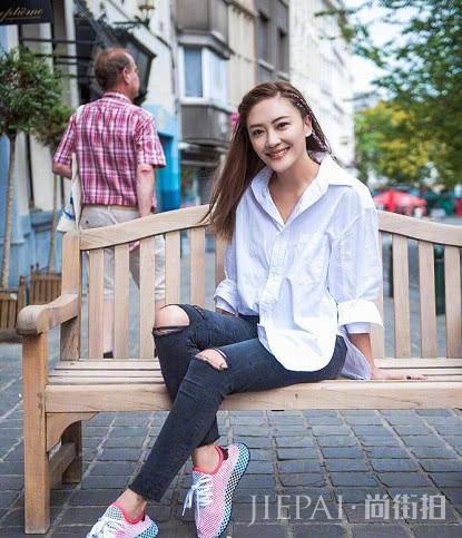 应采儿不愧是辣妈，高马尾+空气刘海装少女，可是真看不出年纪