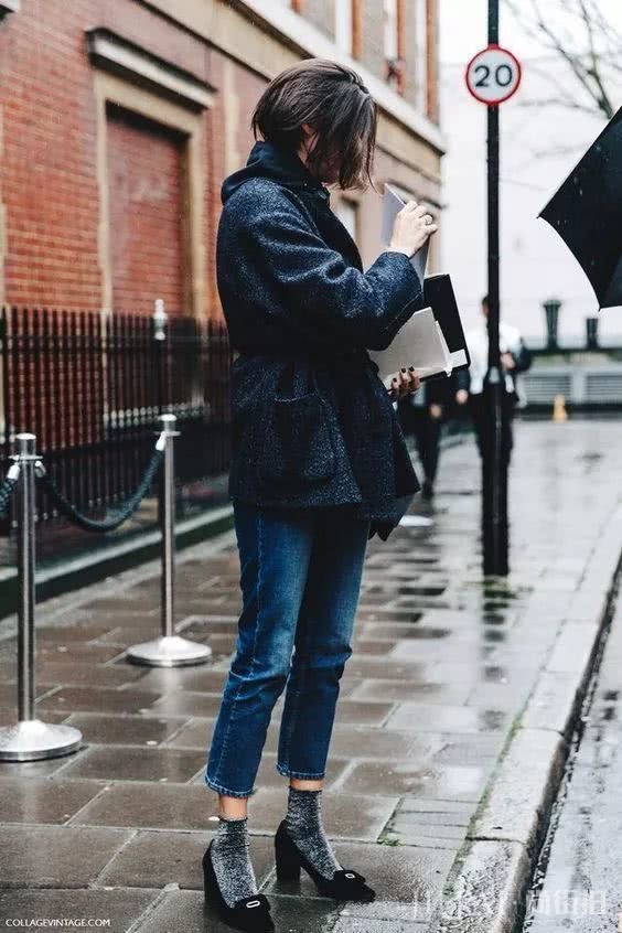 卫衣+牛仔裤=在2018秋冬街拍真的时髦炸了